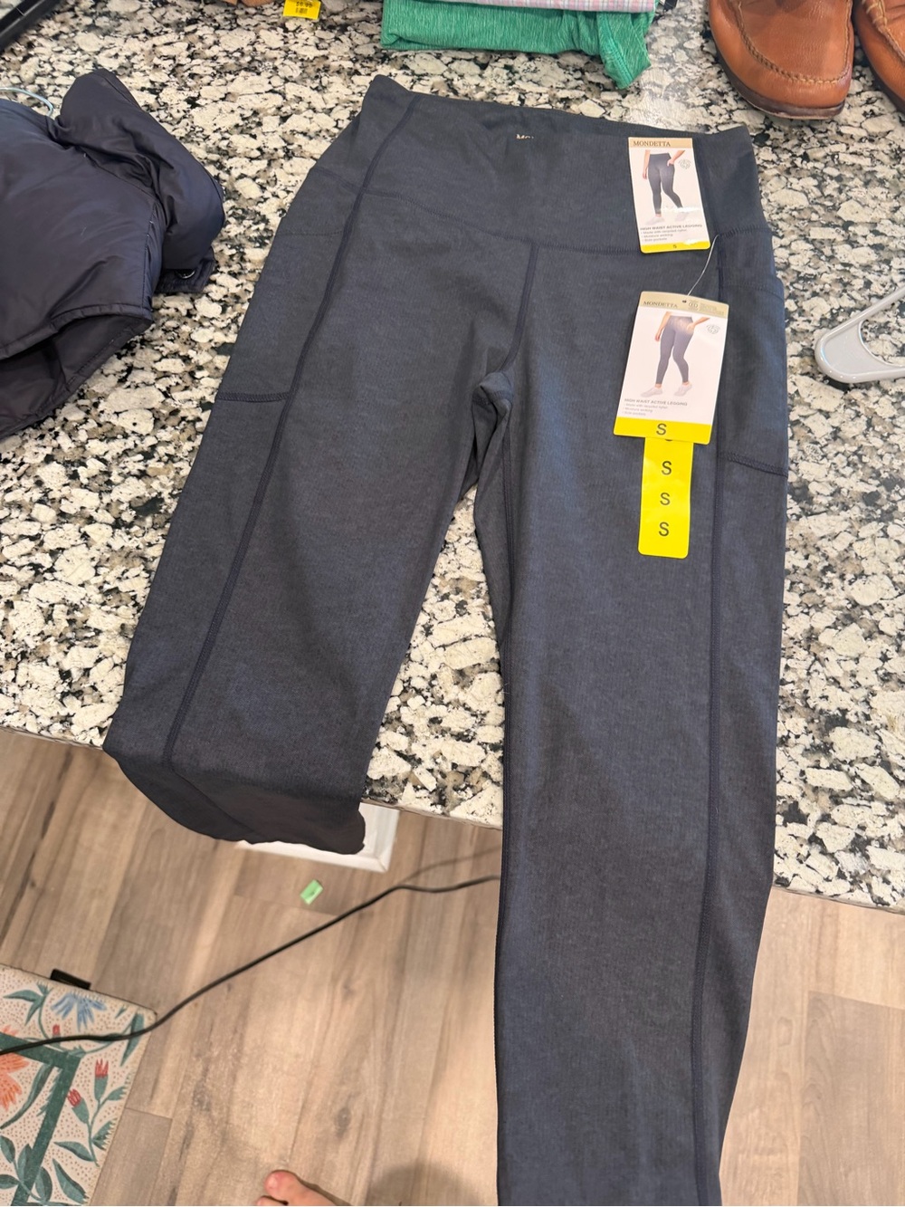 NWT Women's Dark Gray High Waist Active Leggings - Small